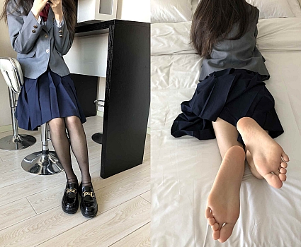 老哥约来黑丝小女神到宾馆脱掉黑丝品尝裸足