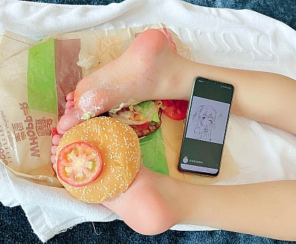 [足控食物向]茶茶和你拼啦 来，吃汉堡~