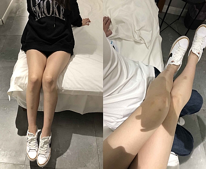 老哥约来大四实习长腿美女脱下运动鞋玩舔嫩脚